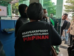 Hadiri Sidang Kasus Narkoba, Keluarga AKBP Dody Pakai Kaus #SaveAKBPDody