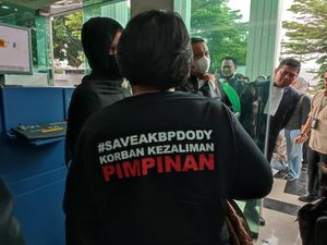 Hadiri Sidang Kasus Narkoba, Keluarga AKBP Dody Pakai Kaus #SaveAKBPDody Hadiri Sidang Kasus Narkoba, Keluarga AKBP Dody Pakai Kaus #SaveAKBPDody