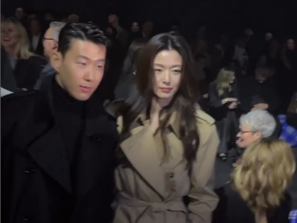 Bertemu di Fashion Show Burberry, Jun Ji Hyun Minta Tanda Tangan Son Heung Min