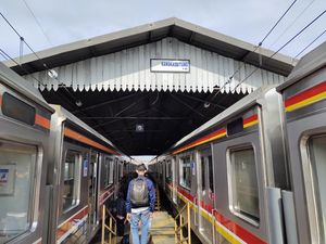 Anker Green Line Mengeluh KRL Telat karena Gantian dengan Kereta Barang Anker Green Line Mengeluh KRL Telat karena Gantian dengan Kereta Barang