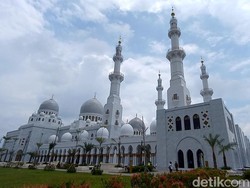 Soft Opening Hari Ini, Intip Kemegahan Masjid Sheikh Zayed Solo