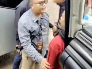 Heboh Rombongan Wisatawan dan Pengamen Cekcok di Obwis Lembang Heboh Rombongan Wisatawan dan Pengamen Cekcok di Obwis Lembang