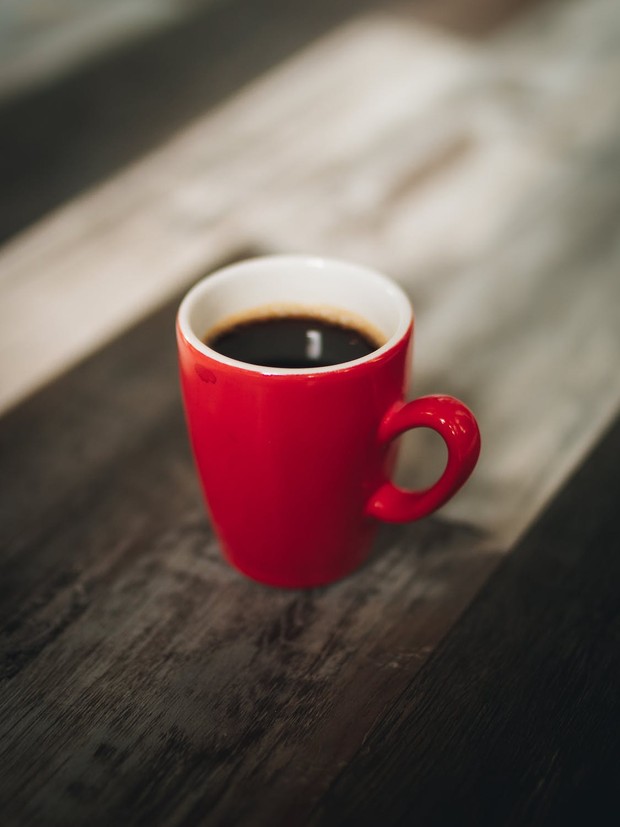 Terlalu Banyak Minum Kopi/ Foto: pexels.com/VinÃcius Estevão Kebiasaan terlalu banyak minum kopi dapat menyebabkan tekanan darah tinggi.