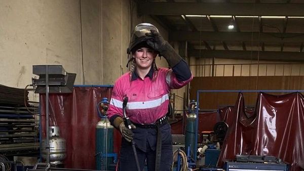 Perbedaan Gaya Wanita Saat Jadi Tukang Las Vs Party, Bikin Netizen Terpana