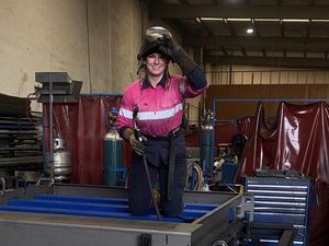 Perbedaan Gaya Wanita Saat Jadi Tukang Las Vs Party, Bikin Netizen Terpana Perbedaan Gaya Wanita Saat Jadi Tukang Las Vs Party, Bikin Netizen Terpana