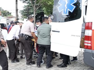Momen Kapolda Jambi Tiba di RS Polri untuk Perawatan Lanjutan Momen Kapolda Jambi Tiba di RS Polri untuk Perawatan Lanjutan