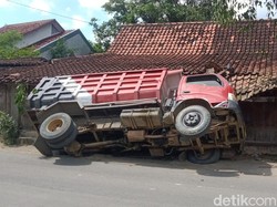 Truk Uruk Proyek Tol Jogja-Solo Terguling Timpa Rumah Warga di Klaten