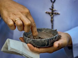Mengenal Makna Rabu Abu atau Ash Wednesday Bagi Umat Katolik Mengenal Makna Rabu Abu atau Ash Wednesday Bagi Umat Katolik