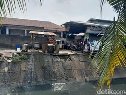 Limbah Bulu Ayam Pasar Meranti Dibuang ke Sungai yang Lagi Dibersihkan Bobby