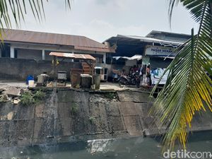 Limbah Bulu Ayam Pasar Meranti Dibuang ke Sungai yang Lagi Dibersihkan Bobby Limbah Bulu Ayam Pasar Meranti Dibuang ke Sungai yang Lagi Dibersihkan Bobby