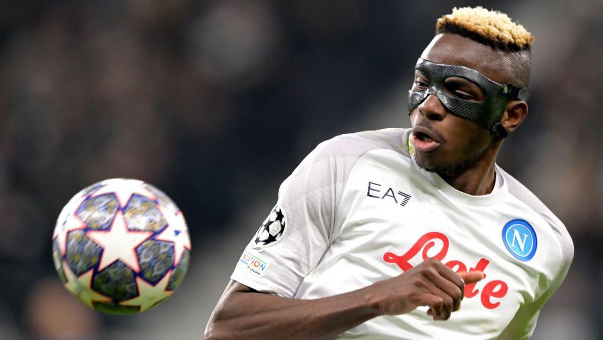 Victor Osimhen membuat satu gol saat Napoli menekuk Eintracht Frankfurt di leg pertama babak 16 besar Liga Champions. (Foto: ANP via Getty Images)