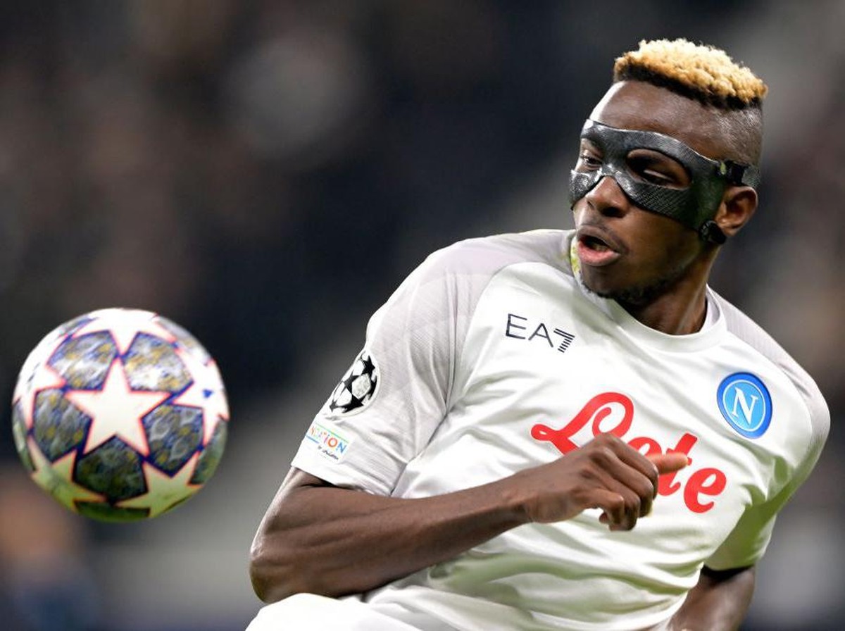 Victor Osimhen identik dengan topeng. (Foto: ANP via Getty Images)