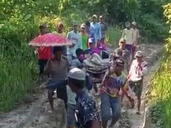 Kurang Gercepnya Pembangunan Jalan Paksa Warga Tandu Orang Sakit Sejauh 8 Km