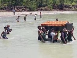 Jembatan Putus, Warga Gotong Jenazah Seberangi Sungai di Amfoang Kupang