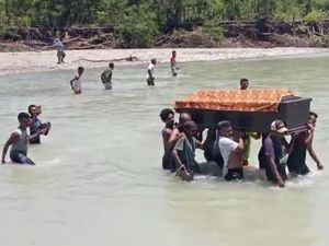 Jembatan Putus, Warga Gotong Jenazah Seberangi Sungai di Amfoang Kupang Jembatan Putus, Warga Gotong Jenazah Seberangi Sungai di Amfoang Kupang