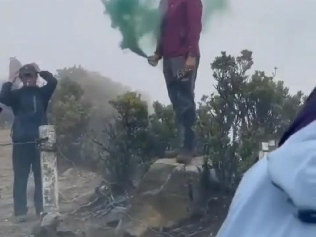 Bom Asap Bikin Akses Masuk Gunung Gede Diperketat Bom Asap Bikin Akses Masuk Gunung Gede Diperketat