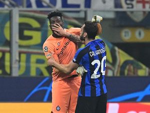 Onana Jelaskan Adu Mulutnya dengan Dzeko Onana Jelaskan Adu Mulutnya dengan Dzeko