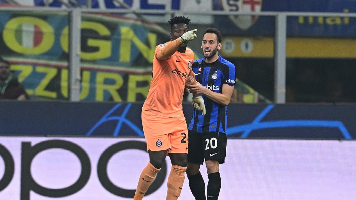 Andre Onana ditenangkan Hakan Calhanoglu saat cekcok dengan Edin Dzeko. (Foto: Inter via Getty Images/Mattia Ozbot - Inter)