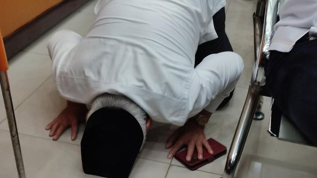 Ayah Arif Rachman Sujud Syukur di Ruang Sidang Usai Anaknya Divonis 10 Bulan