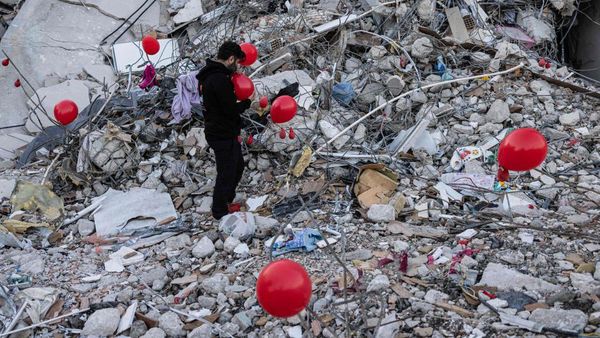 Balon Merah Hiasi Reruntuhan Gempa Turki, Kenang Korban Tewas