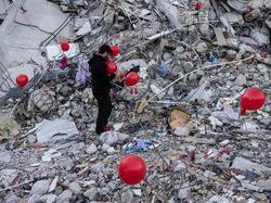 Balon Merah Hiasi Reruntuhan Gempa Turki, Kenang Korban Tewas