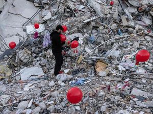 Balon Merah Hiasi Reruntuhan Gempa Turki, Kenang Korban Tewas