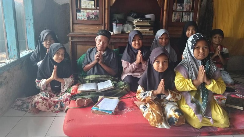 Berkat Sahabat Baik, Abah Tahyun Bisa Beli Susu dan Kebutuhan Cucu