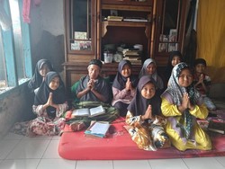 Berkat Sahabat Baik, Abah Tahyun Bisa Beli Susu dan Kebutuhan Cucu