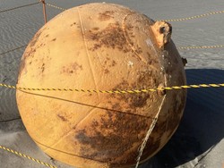 Heboh Penemuan Bola Besi Misterius di Pantai Jepang, UFO?