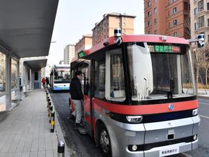 Canggih! Bus Cerdas di China Ini Bisa Deteksi Lampu Lalin dan Rambu Jalan