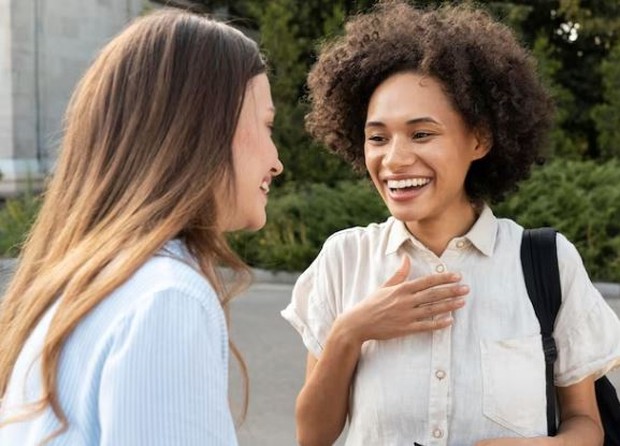 Datang ketika butuh/ foto: Freepik/ freepik Dua orang perempuan sedang mengobrol