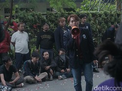 Aksi Mahasiswa Bandung Tolak Penggusuran Kios PKL di Jalan Cijagra