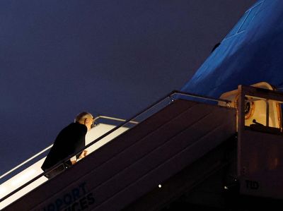 Detik-detik Joe Biden Tersandung di Tangga Pesawat
