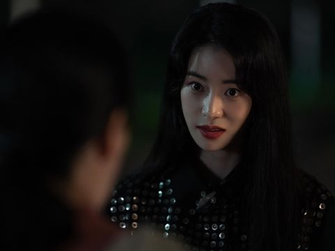 Drama The Glory Part 2 (2023) The Glory (L to R) Yeom Hye-ran as Kang Hyeon-nam, Im Ji-yeon as Park Yeon-jin in The Glory Cr. Graphyoda/Netflix © 2023