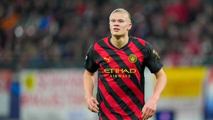 LEIPZIG, GERMANY - FEBRUARY 22: Erling Haaland of Manchester City looks on during the UEFA Champions League round of 16 leg one match between RB Leipzig and Manchester City at Red Bull Arena on February 22, 2023 in Leipzig, Germany. (Photo by Ulrik Pedersen/DeFodi Images via Getty Images)