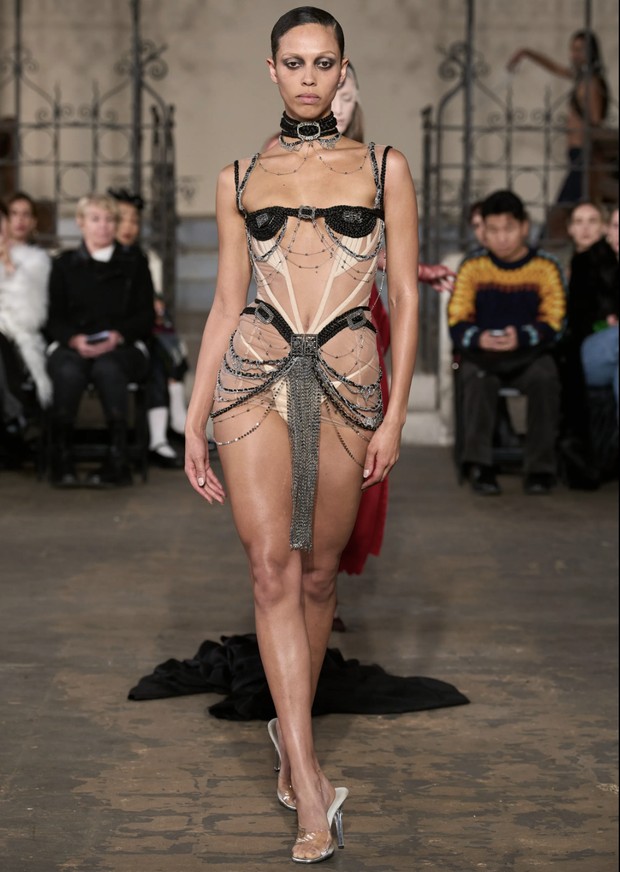 Look 27 yang terbuat dari rambut dikepang/