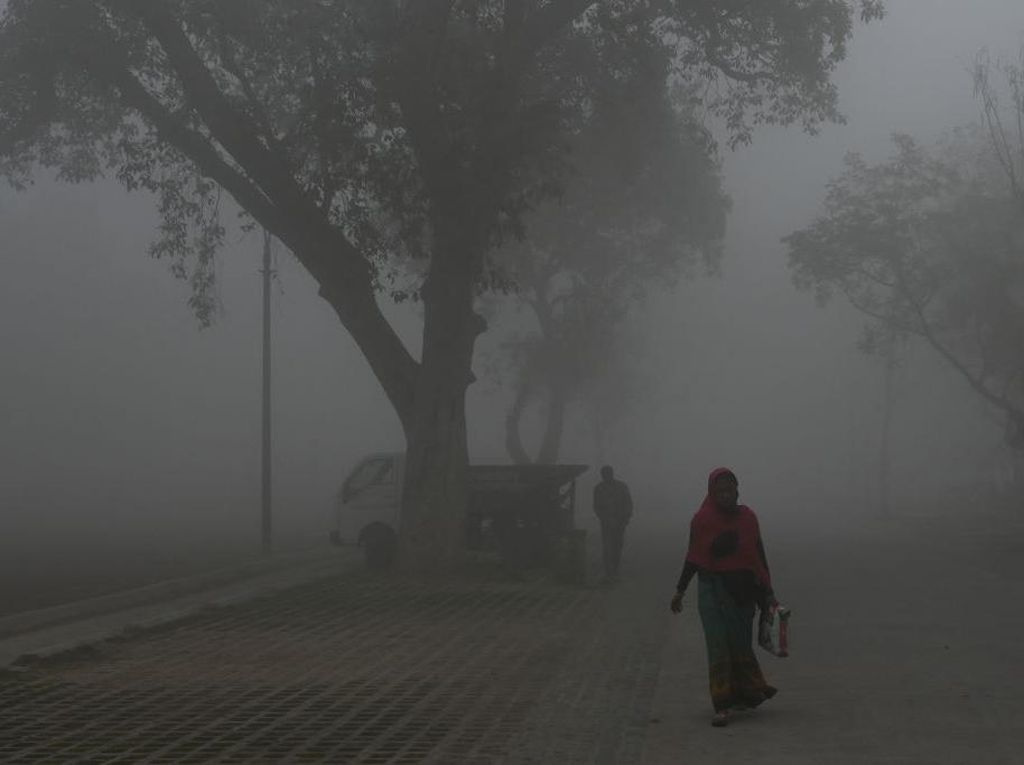 Gelapnya New Delhi Diselimuti Polusi Udara