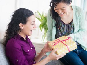 25 Ide Kado untuk Sahabat Perempuan Sederhana tapi Berkesan