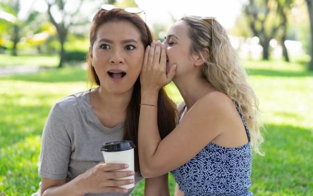 Gosip di belakang/ foto: Freepik/ katemangostar Dua orang perempuan sedang bergosip