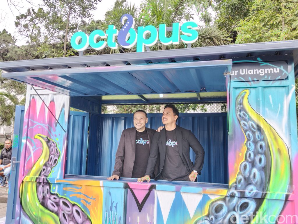 Hamish Daud mengenalkan platform digital daur ulang sampah miliknya, Octopus di Gedung Sate.