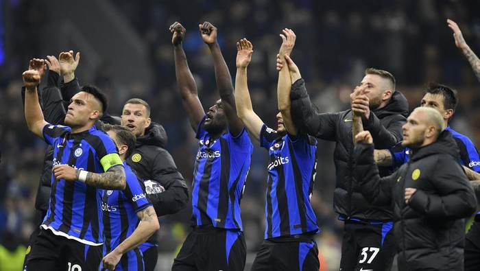 Soccer Football - Champions League - Round of 16 First Leg - Inter Milan v FC Porto - San Siro, Milan, Italy - February 22, 2023 Inter Milans Lautaro Martinez celebrates with Romelu Lukaku, Edin Dzeko and teammates after the match REUTERS/Daniele Mascolo