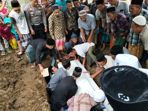 Ratusan Warga di Lombok Barat Sambut Jenazah PMI Korban Gempa Turki