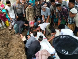 Ratusan Warga di Lombok Barat Sambut Jenazah PMI Korban Gempa Turki