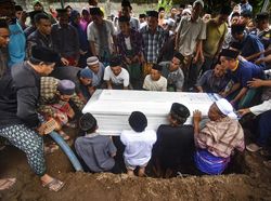 Warga-Keluarga Sambut Jenazah Irma Lestari Korban Gempa Turki