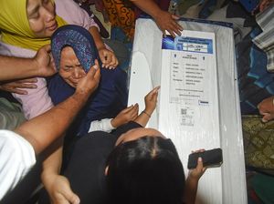 Warga-Keluarga Sambut Jenazah Irma Lestari Korban Gempa Turki Warga-Keluarga Sambut Jenazah Irma Lestari Korban Gempa Turki