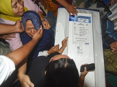 Isak Tangis Sambut Jenazah Warga Lombok Korban Gempa Turki