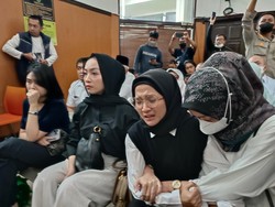 Tangisan Istri Saat Vonis Arif Rachman Lebih Ringan dari Tuntutan