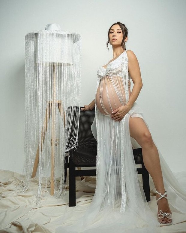 Foto Maternity Shoot Jennifer Bachdim yang Mengusung Konsep Glamor dan Tetap Seksi