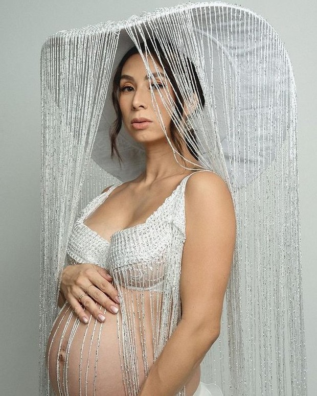 Foto Maternity Shoot Jennifer Bachdim yang Mengusung Konsep Glamor dan Tetap Seksi