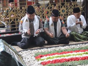 Kapolda Jatim Sowan ke Tebuireng-Ziarah ke Makam Gus Dur Kapolda Jatim Sowan ke Tebuireng-Ziarah ke Makam Gus Dur